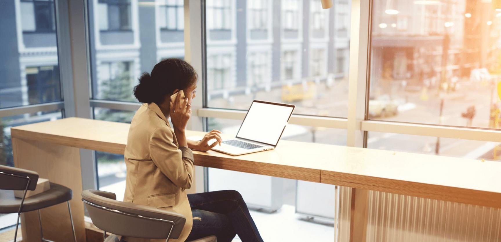 Kreative Arbeitsumgebung mit bunten Materialien und Inspiration