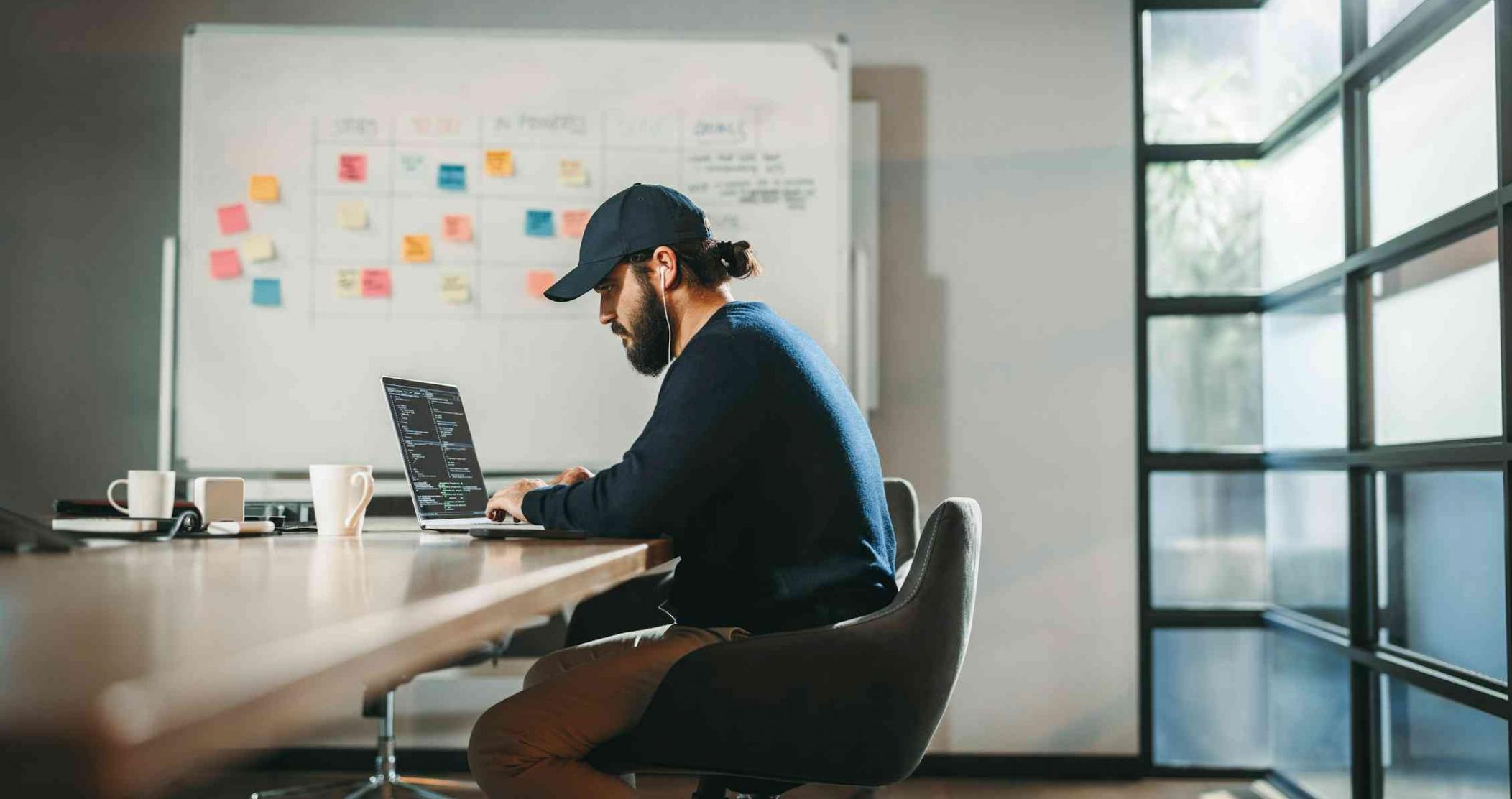 Teilnehmer beim kreativen Workshop arbeiten gemeinsam an innovativen Lösungen