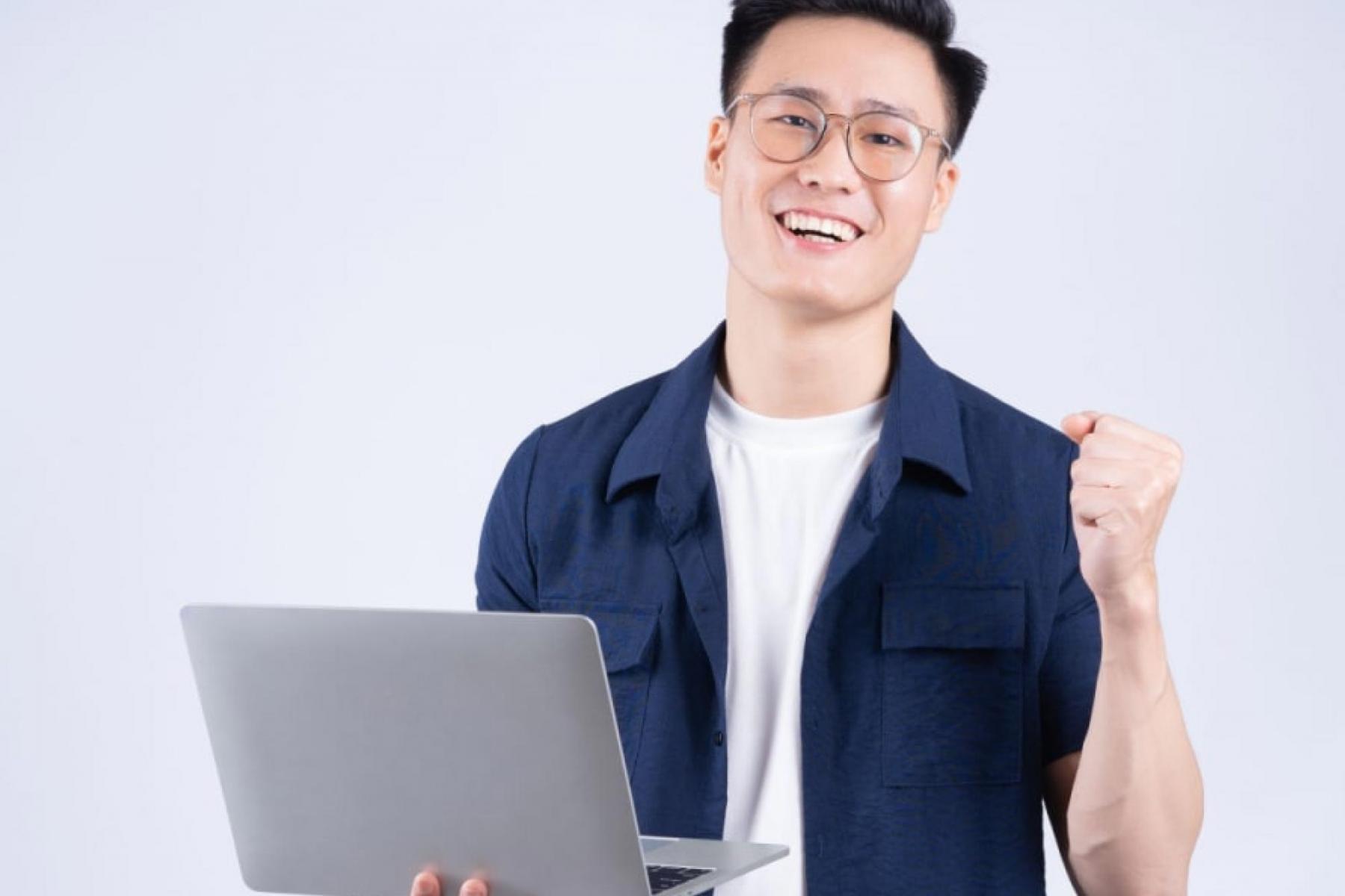 Menschen arbeiten gemeinsam an kreativen Projekten in modernem Workshopraum