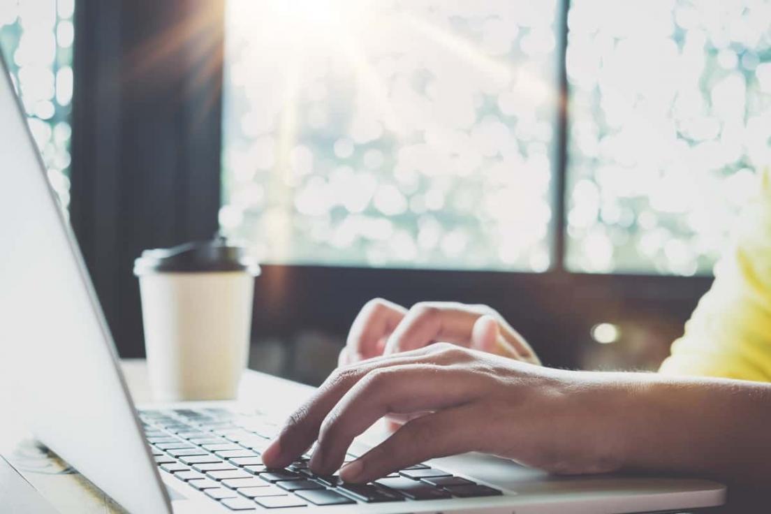 Gruppe von Menschen beim gemeinsamen Brainstorming